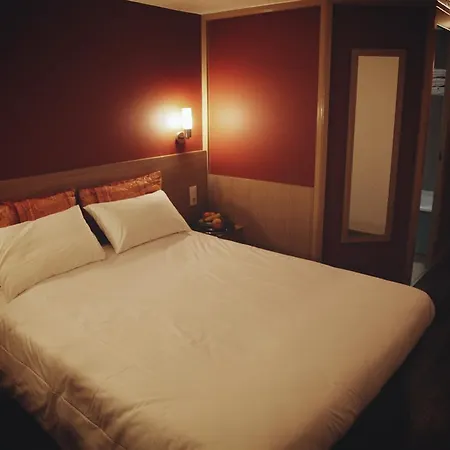Hotel La Roseraie - & Restaurant Fontenay-aux-Roses